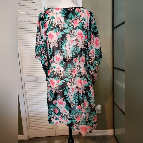 Hawaiian cover up - Picture 2 of 3